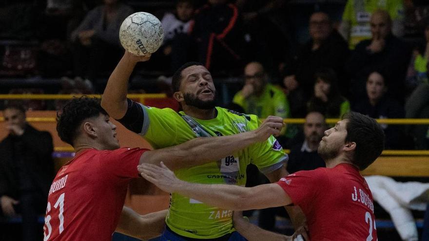 Lucas Mendes, en acción durante el último partido del Balonmano Zamora en casa