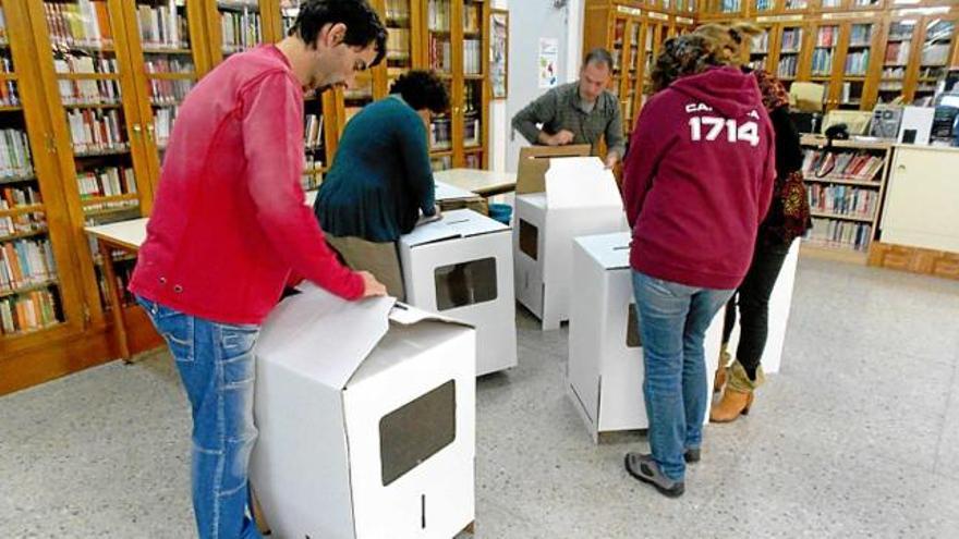 Voluntaris preparen les urnes a Berga pel 9-N, en una imatge d&#039;arxiu