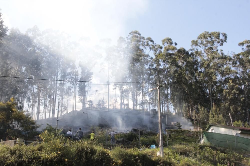 Un incendio cerca de casas desata la alarma en Vilaboa