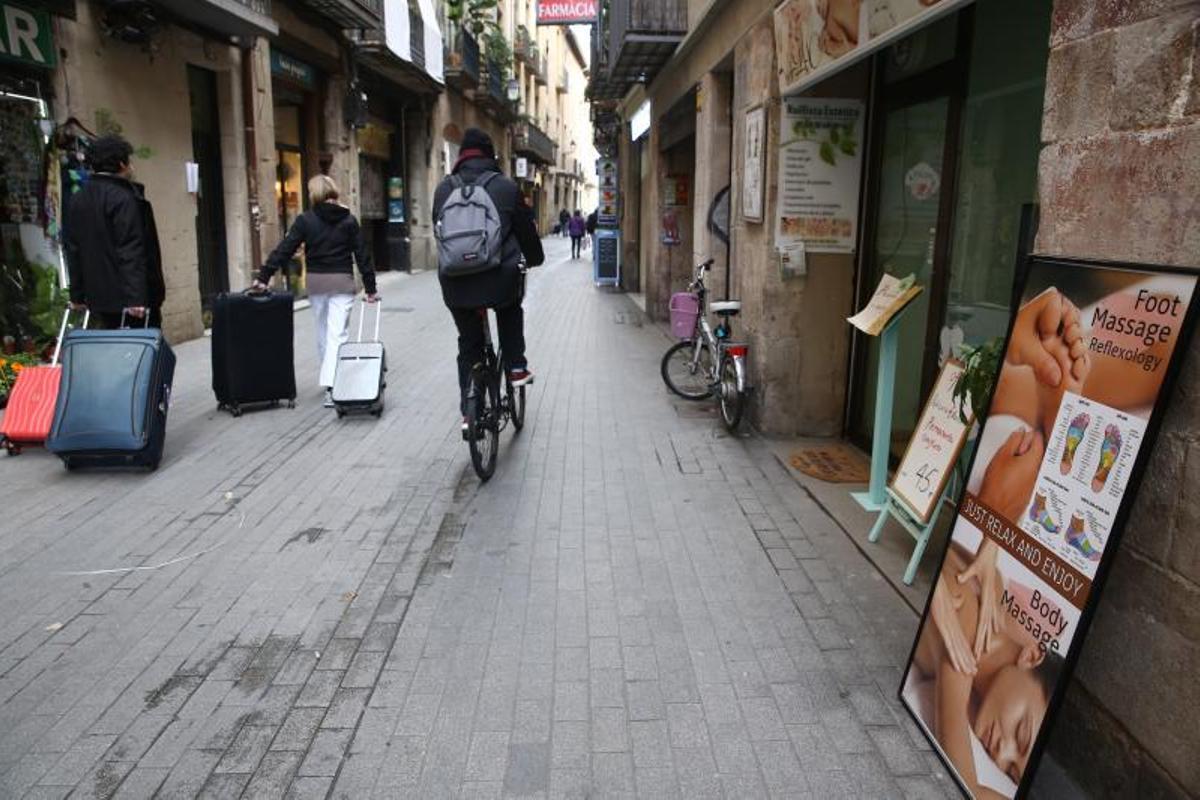 A la derecha, uno de los ocho establecimientos dedicados al cuidado de uñas de la calle de Sant Pere Més Baix, en Barcelona.