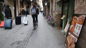 A la derecha, uno de los ocho establecimientos dedicados al cuidado de uñas de la calle de Sant Pere Més Baix, en Barcelona.