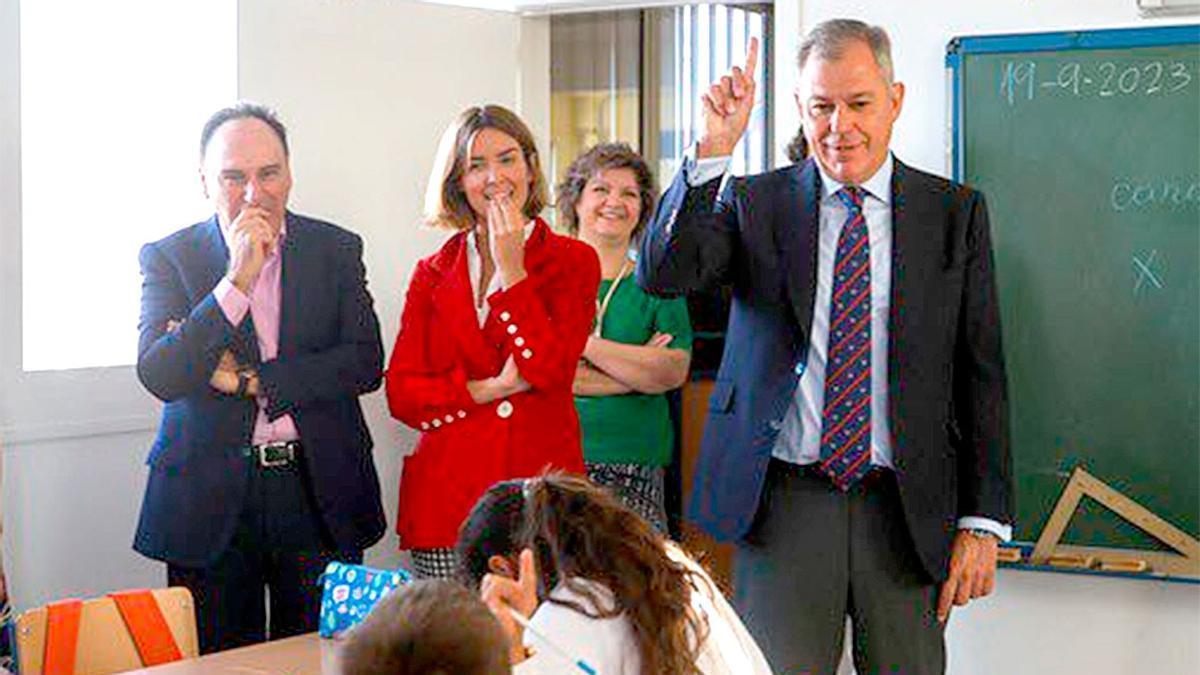 La delegada de Educación, Blanca Gastalver, y el alcalde de Sevilla, José Luis Sanz, de visita en el CEIP Victoria Díez, en Los Pajaritos.