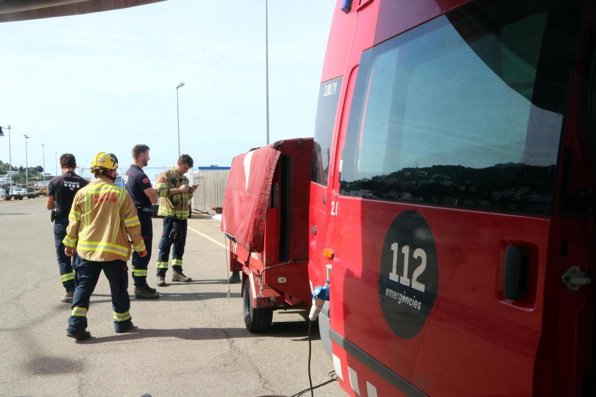 Els bombers al port de Roses.