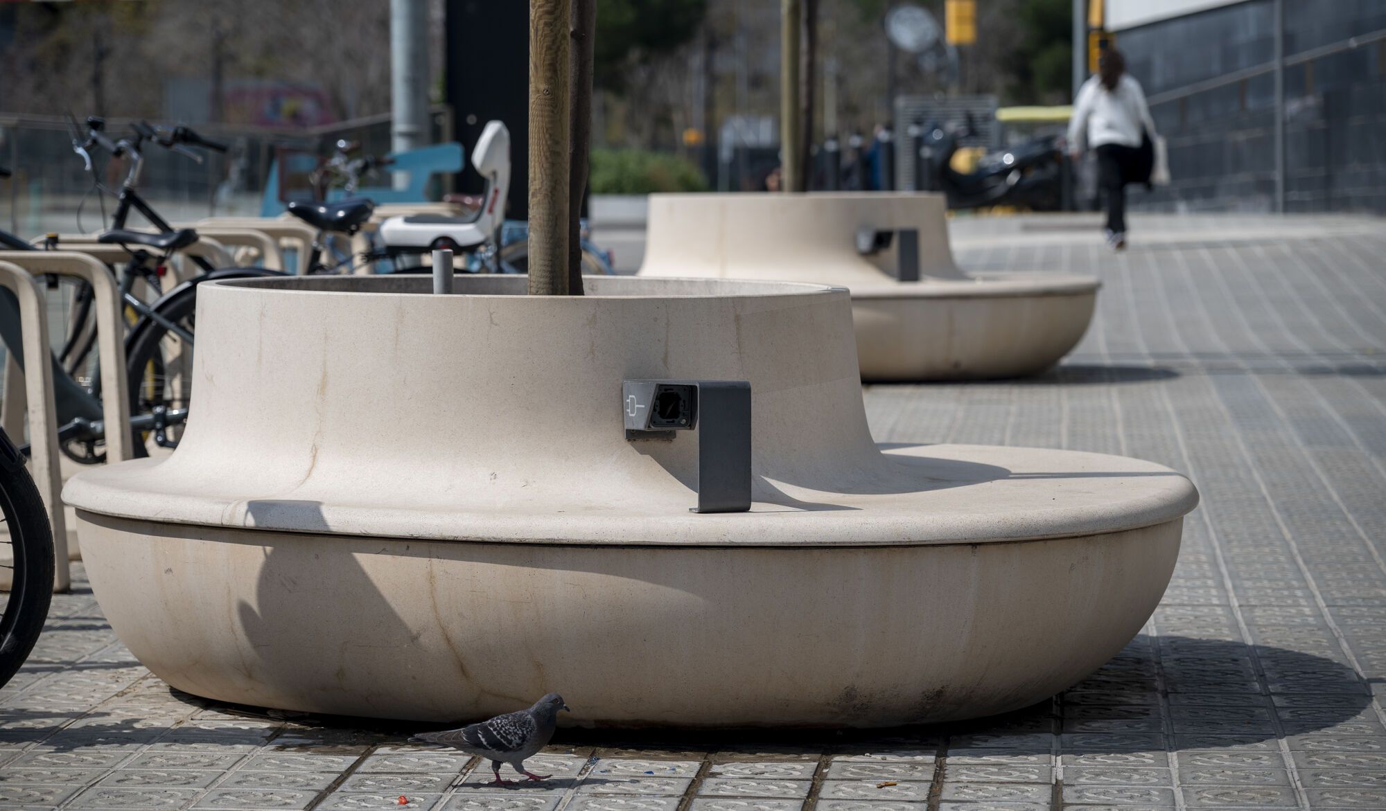 Barcelona diversifica el mobiliario en sus calles: bancos, sillas, tumbonas y mucho más