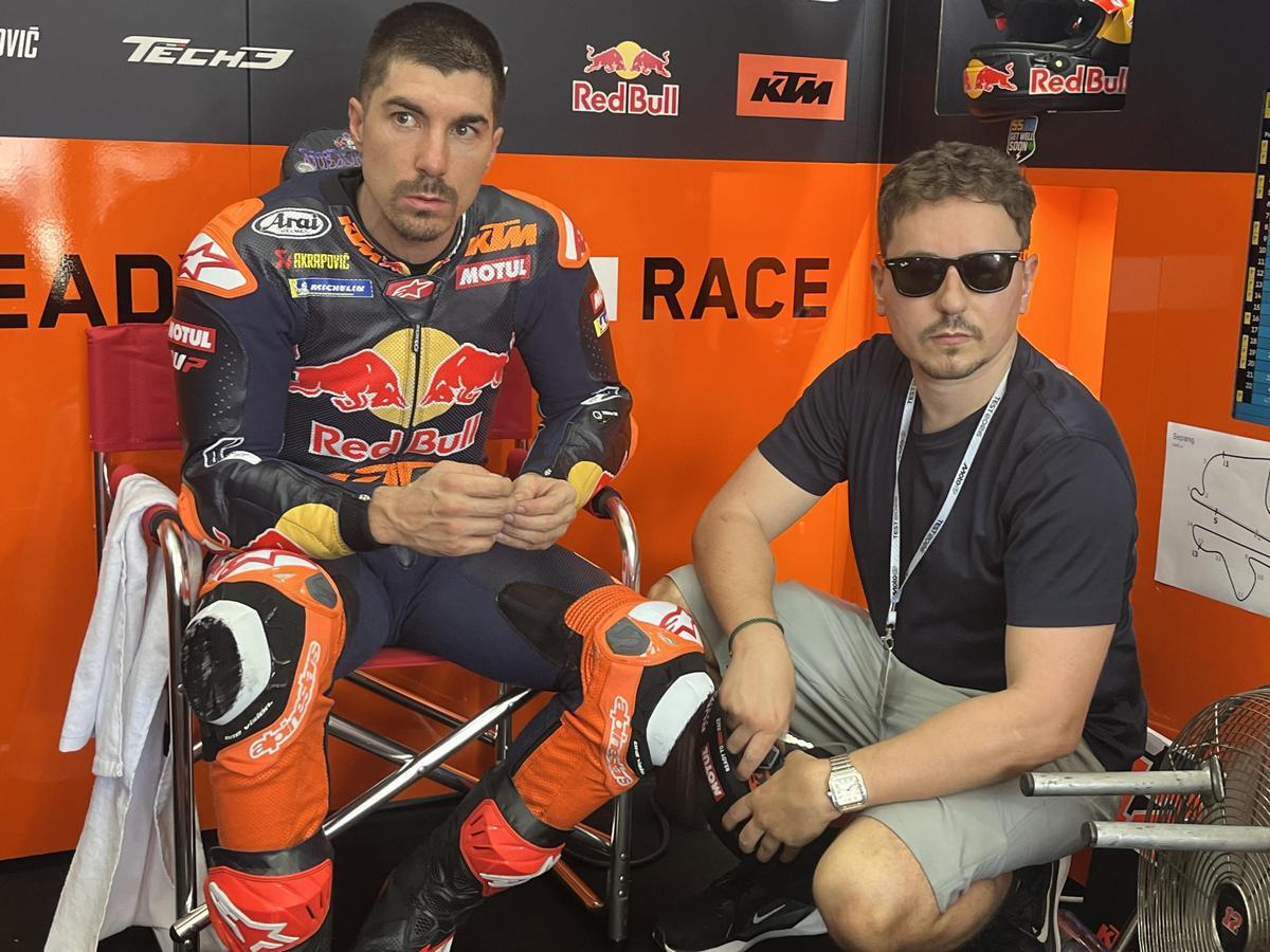 Jorge Lorenzo conversa con Maverick Viñales, ayer, tras una de sus multiples salidas a pista en Sepang.