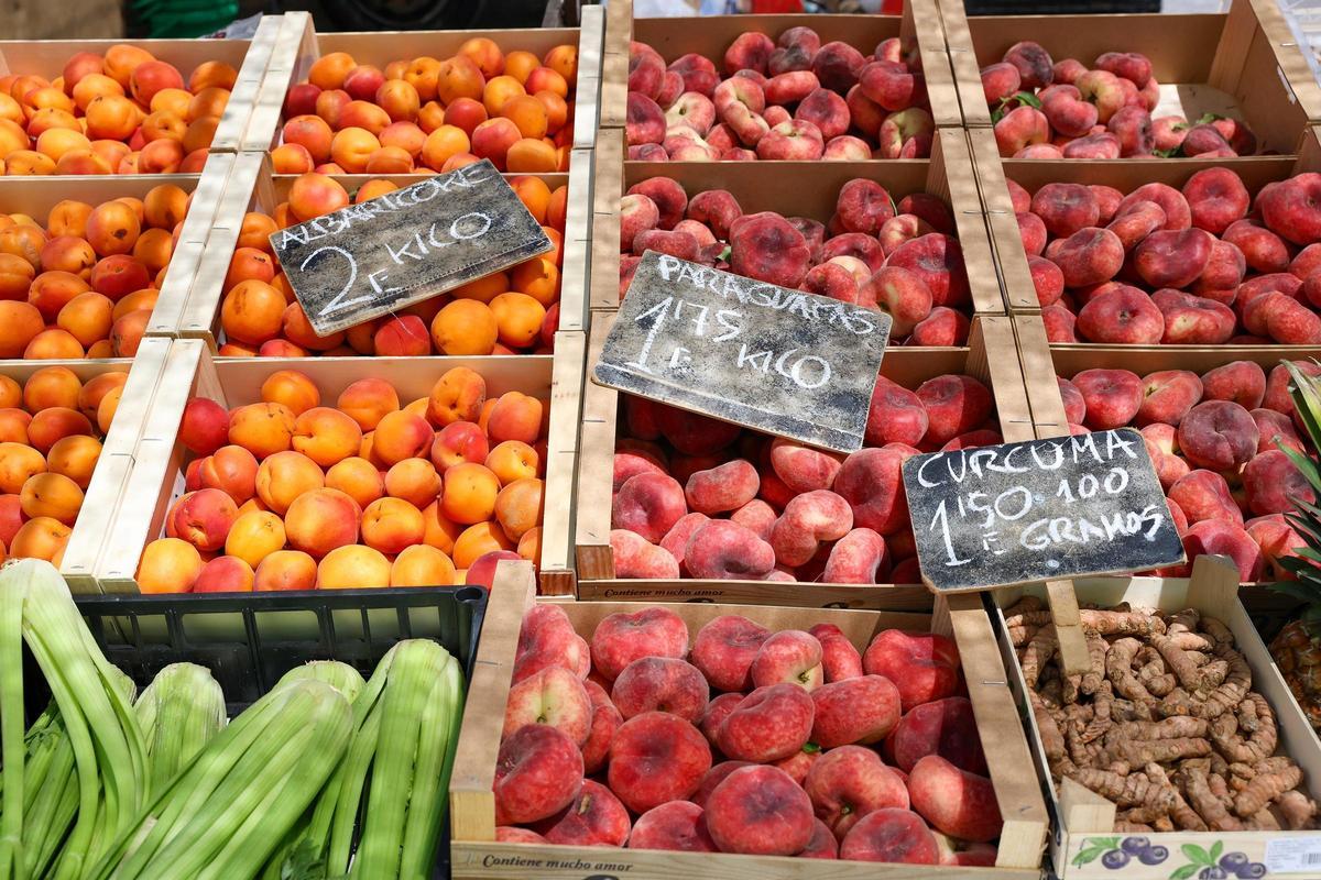 Puesto de venta de frutas en un mercado, en una imagen de archivo.