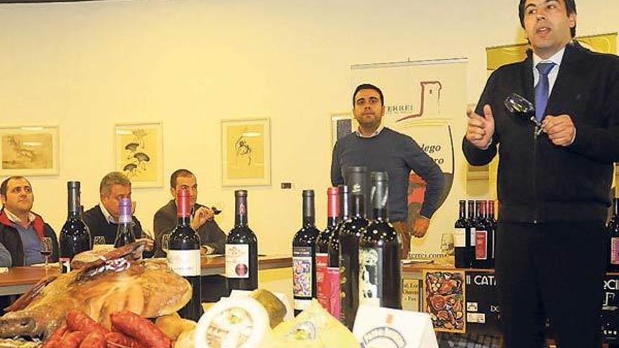 El sumiller estradense Nacho Costoya impartió a los hosteleros una clase magistral sobre vinos.  // Bernabé/Javier Lalín