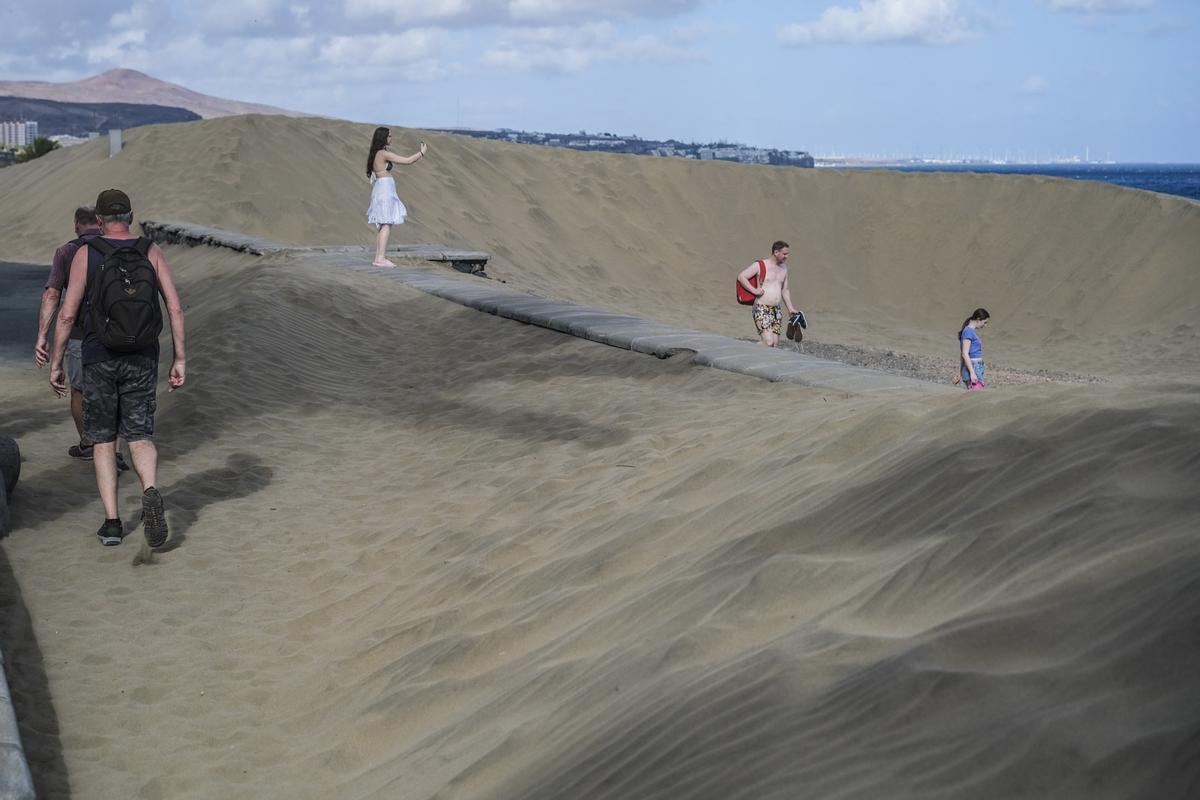 Vista del paseo de Playa del Inglés con la arena acumulada