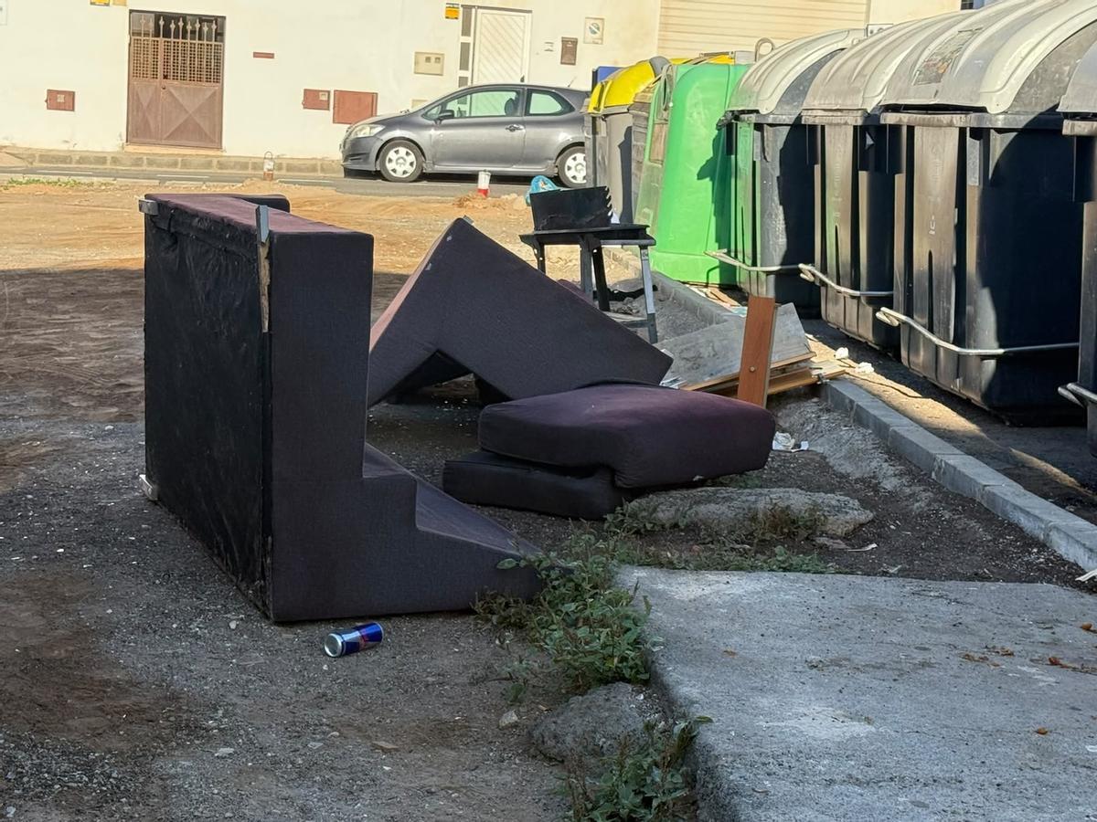 Enseres tirados en calles de Arrecife