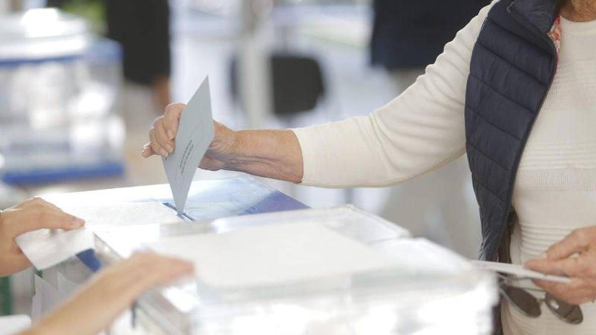 Una ciudadana votando en las pasadas elecciones municipales.
