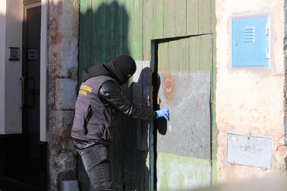 Ein Rauschgift-Kommando der spanischen Guardia Civil hat am Dienstag (31.1.) in mehreren Dörfern auf Mallorca nach Umschlagplätzen für Drogen gesucht. Dabei wurden mindestens vier Verdächtige vorläufig festgenommen.