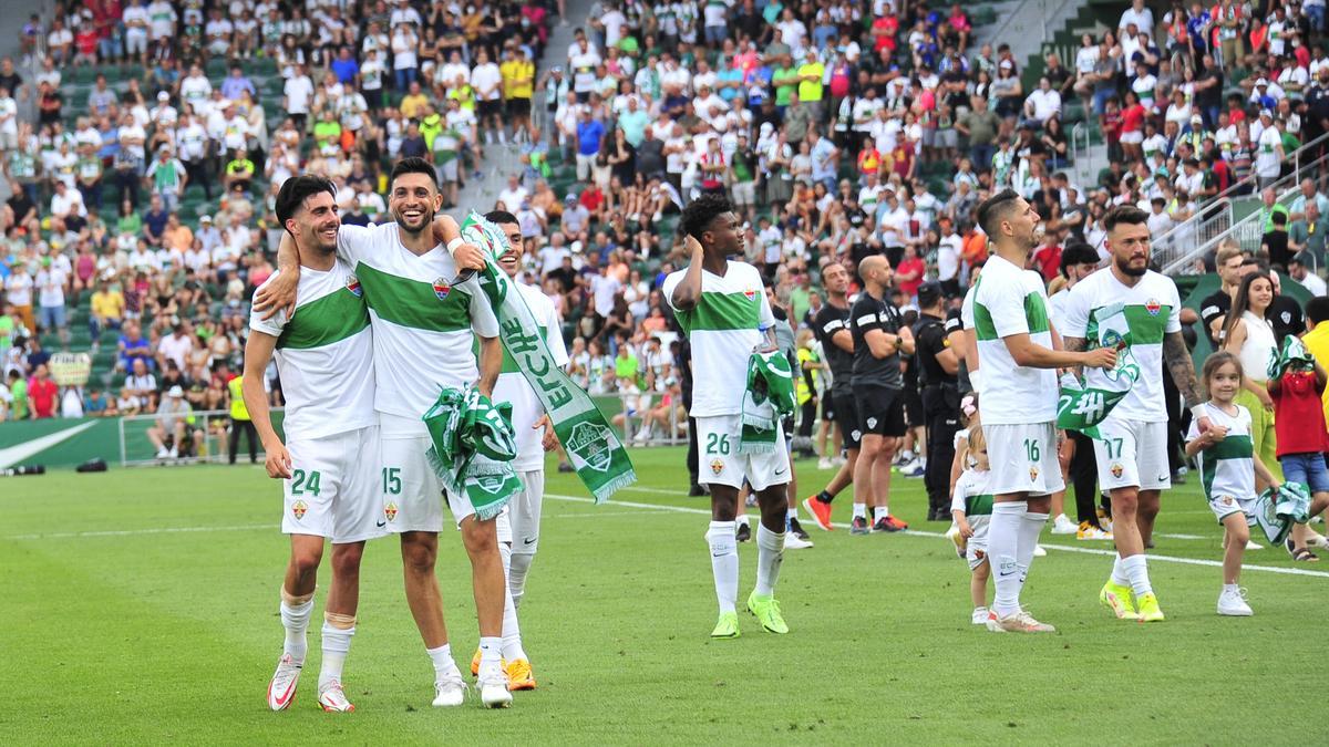 Los futbolistas del Elche dan la vuelta de honor durante la celebración de la permanencia