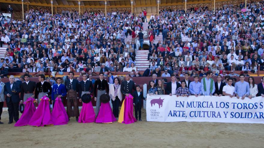 Participantes en el festival junto al presidente provincial de la AECC, Agustín Navarrete.