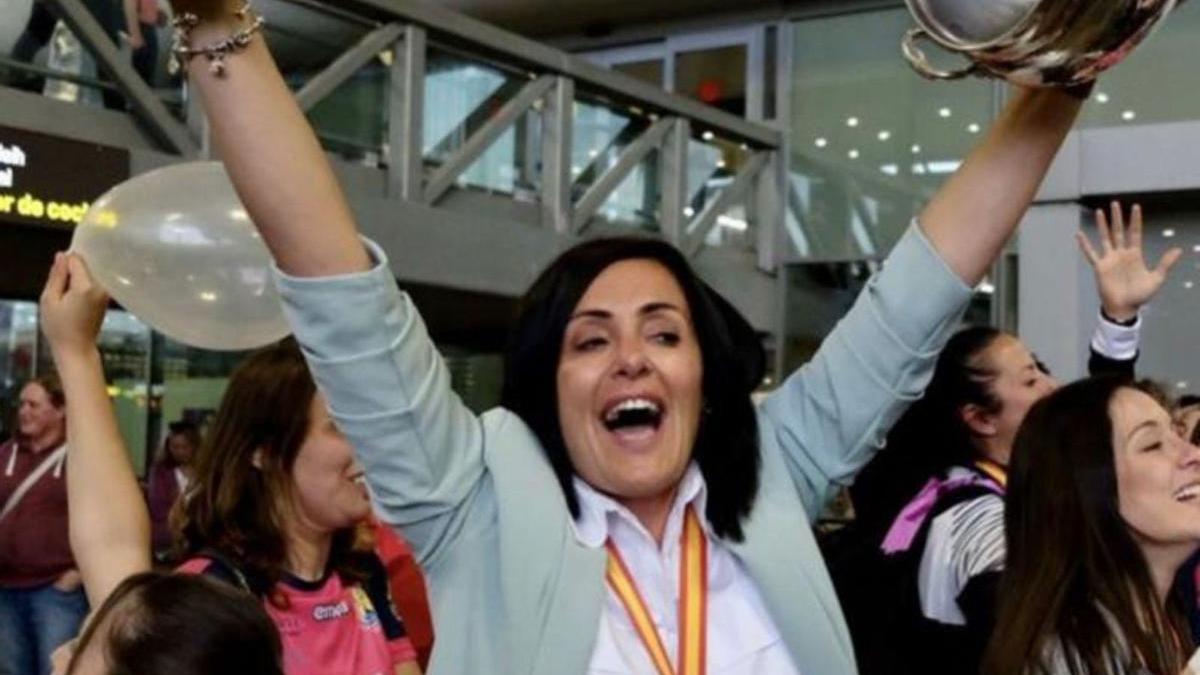 Pepa Moreno, presidenta del Balonmano Costa del Sol Málaga, celebrando el título de Copa | LA OPINIÓN