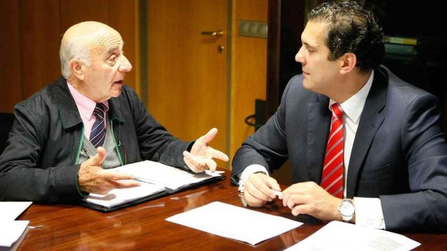 Momento de la reunión mantenida ayer entre Félix González, alcalde de Villalpando, y Alberto Castro.