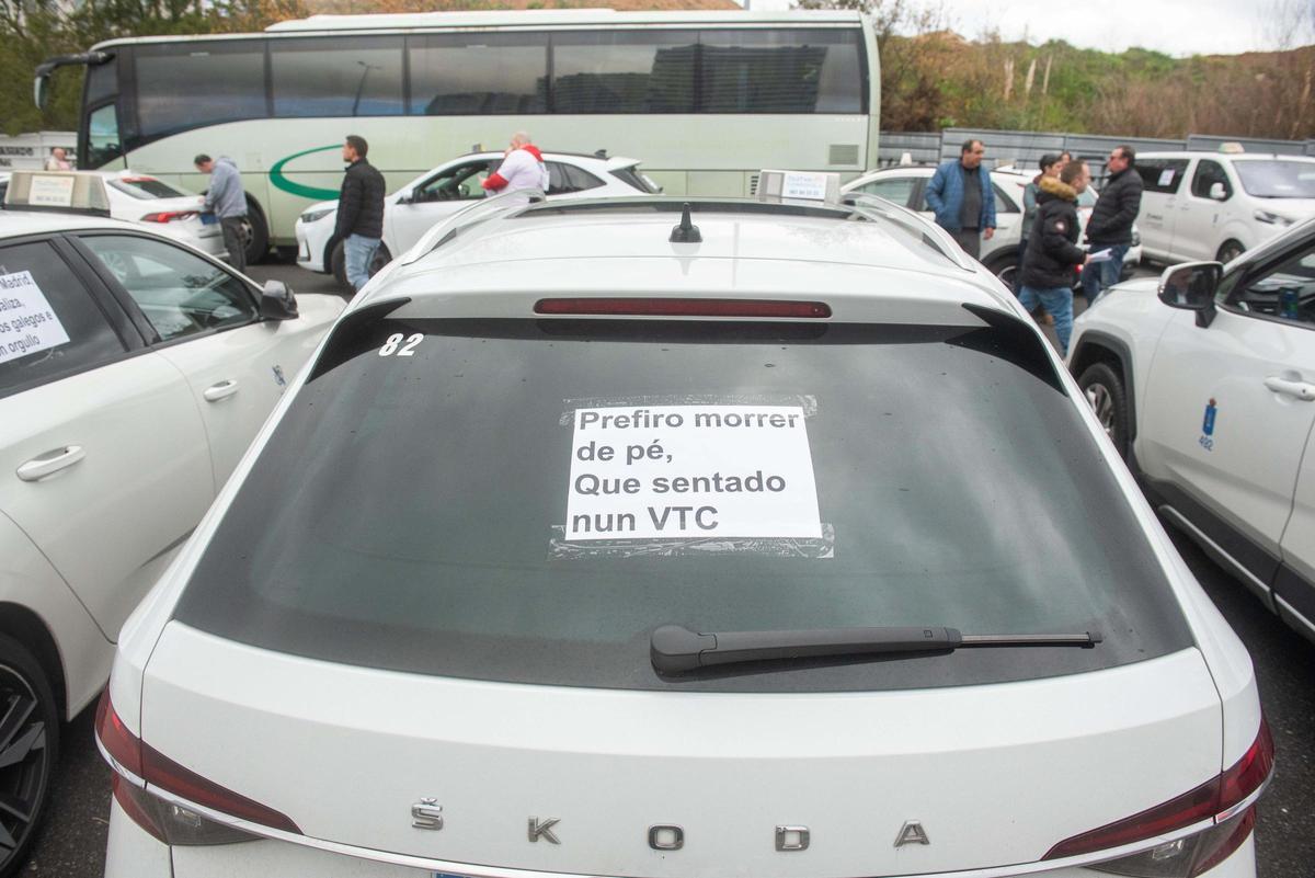 Los taxistas de A Coruña cortan Alfonso Molina y protestan en María Pita contra los VTC