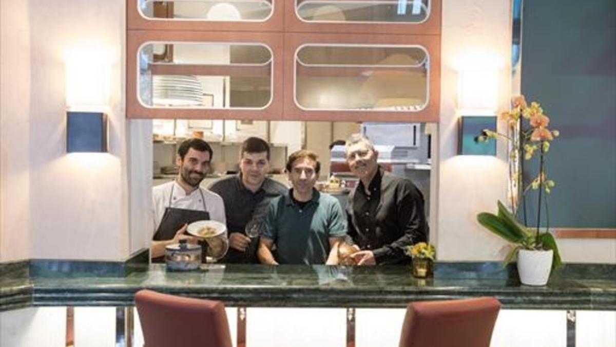 UN 'TRINXAT' DE MAR Y MONTAÑADe izquierda a derecha, Javier Méndez, Iván Castro, Manel Arjó y Jorge Guerrero, desde la cocina abierta. Sobre estas líneas, el 'trinxat' con gamba y papada.