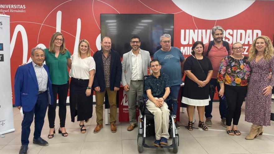 Iván en la presentación de su novela en la sede de la UMH de la Plaça de Baix.  | INFORMACIÓN