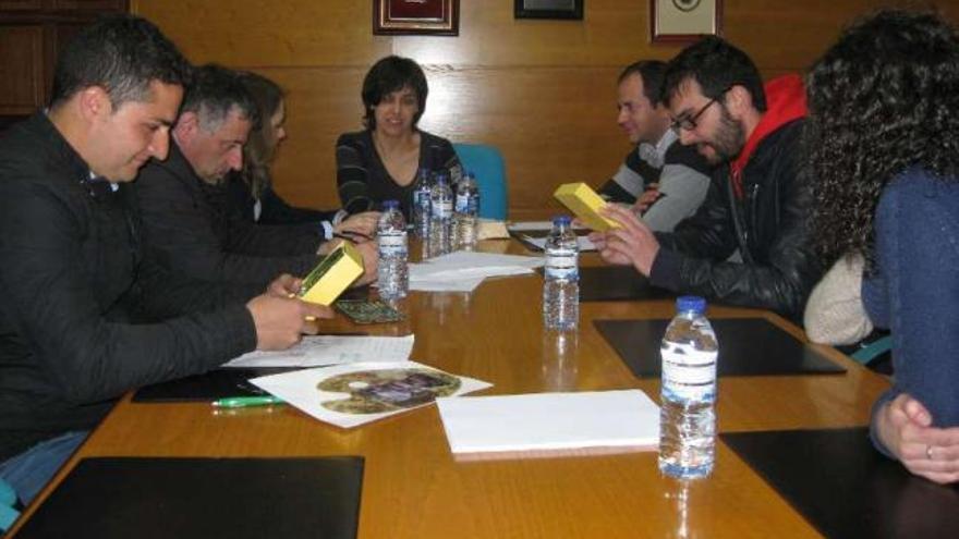 Deliberación de los miembros del jurado, ayer por la tarde, en la sala de juntas del consistorio.