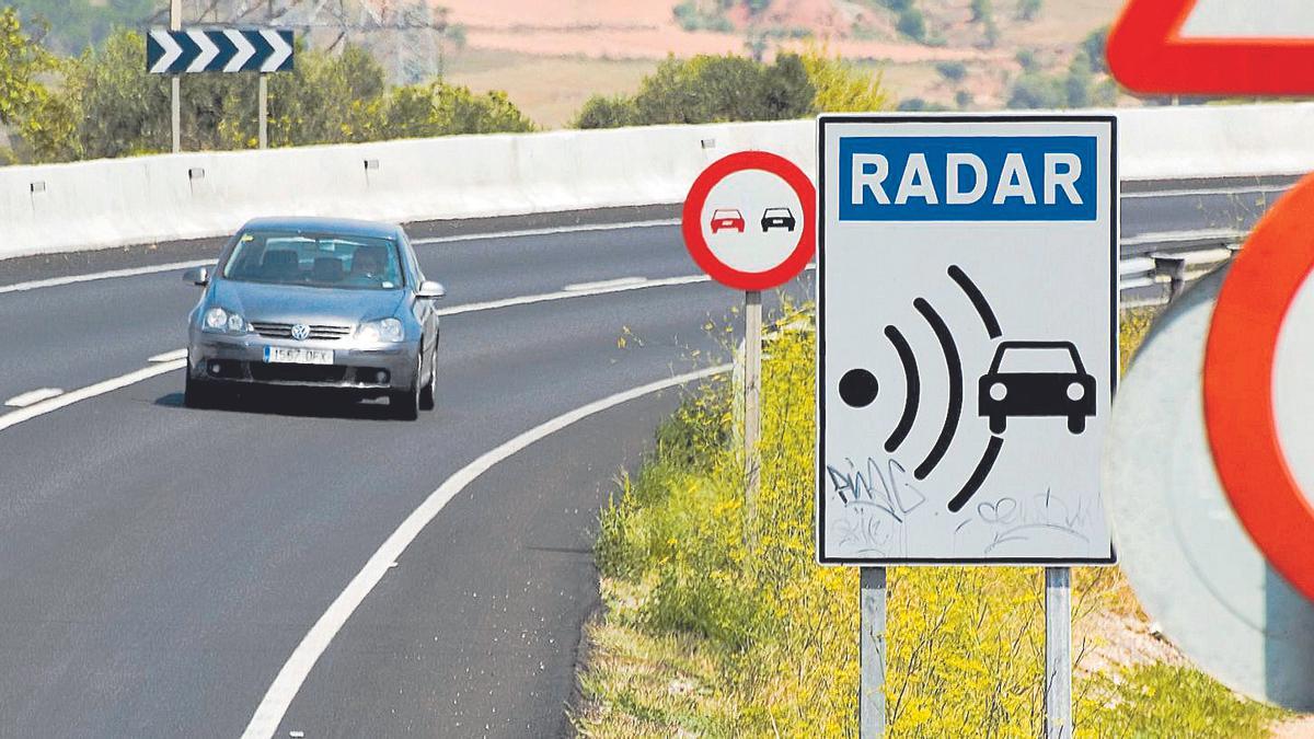 Aviso de radar en la carretera N-240, que une Huesca con Lérida. L' ESPLUGA DE FRANCOLI (CONCA DE BARBERA) 12.08.2009. SOCIEDAD. AVISO DE RADAR EN LA CARRETERA N 240, DIRECCION MONTBLANC. foto PUIG, JOAN arxiu DG. 090812 ex 222 JP. TRAFICO. RADARES. VELOCIDAD