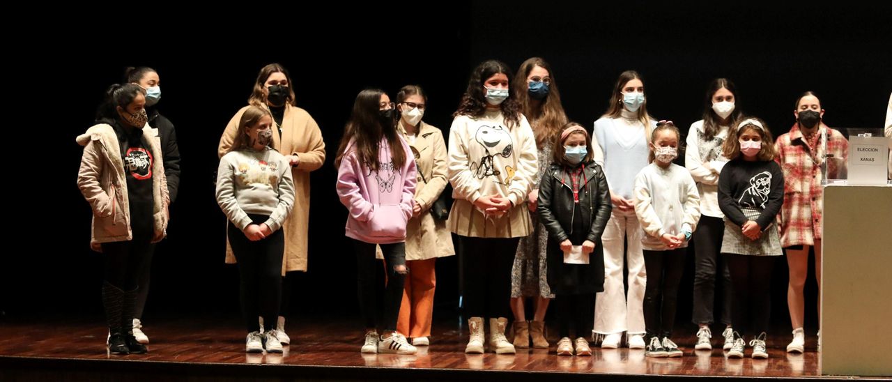 Foto de familia de la Xana y la Xanina, primeras por la derecha, y las damas de honor. | R. Solís