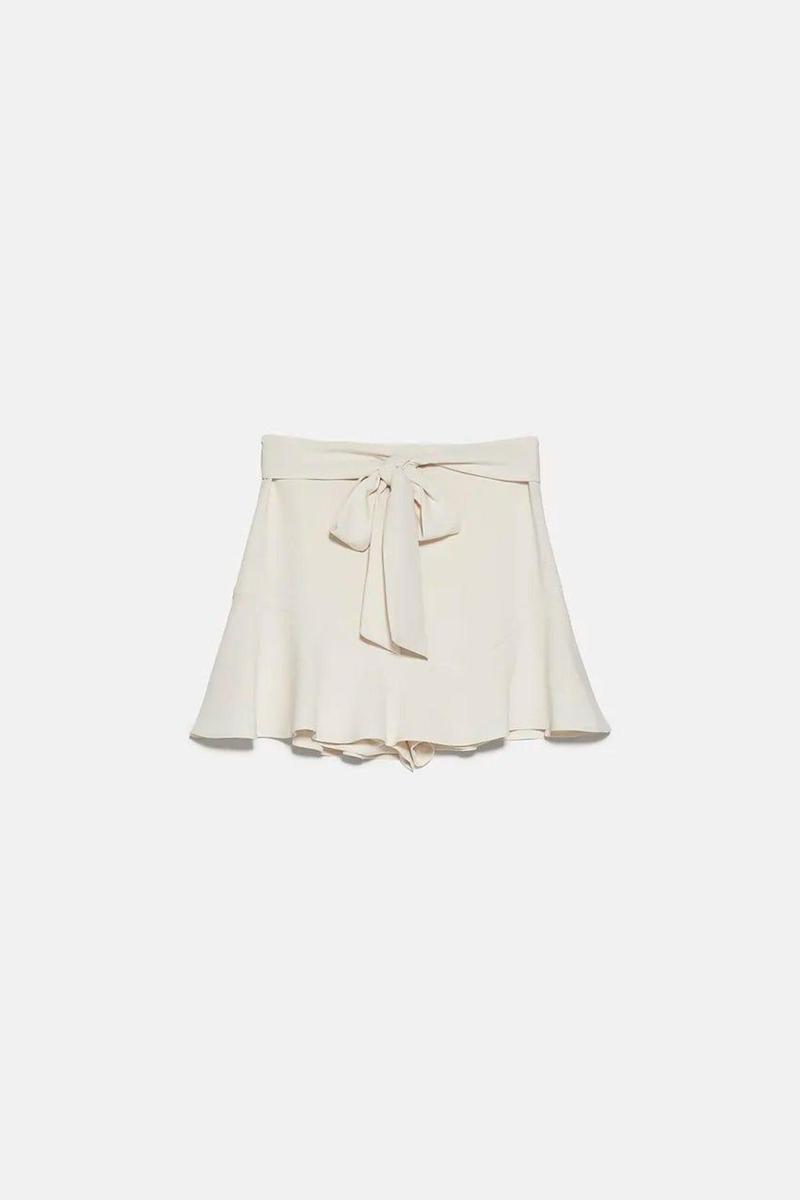 Falda bermuda cruda con cinturón de Zara. (Precio: 19,95 euros. Precio rebajado: 12,99 euros)