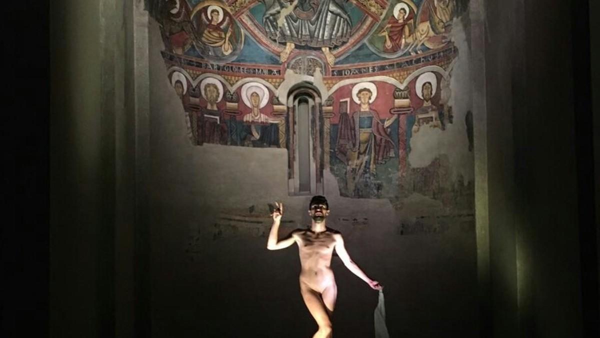 El artista Adrián Pino se desnuda en el MNAC de Barcelona