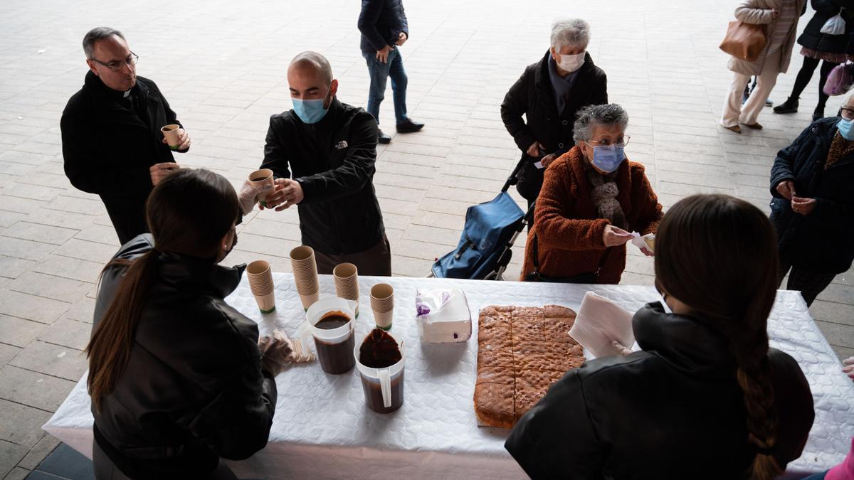 Solidaridad. Los asistentes donaron 2 euros por la merienda para contribuir a la labor de Sant Vicent de Paül.