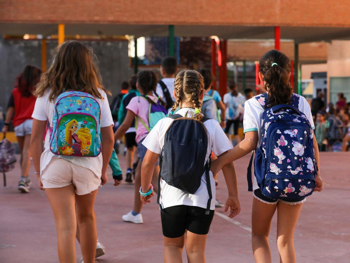 Archivo - Tres niñas a su llegada al colegio CEIP Hernán Cortés durante el primer día de comienzo del curso escolar, a 7 de septiembre de 2022, en Madrid (España)
