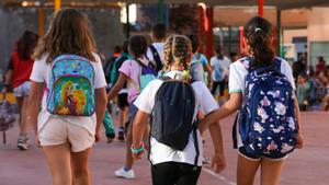 Archivo - Tres niñas a su llegada al colegio CEIP Hernán Cortés durante el primer día de comienzo del curso escolar, a 7 de septiembre de 2022, en Madrid (España)