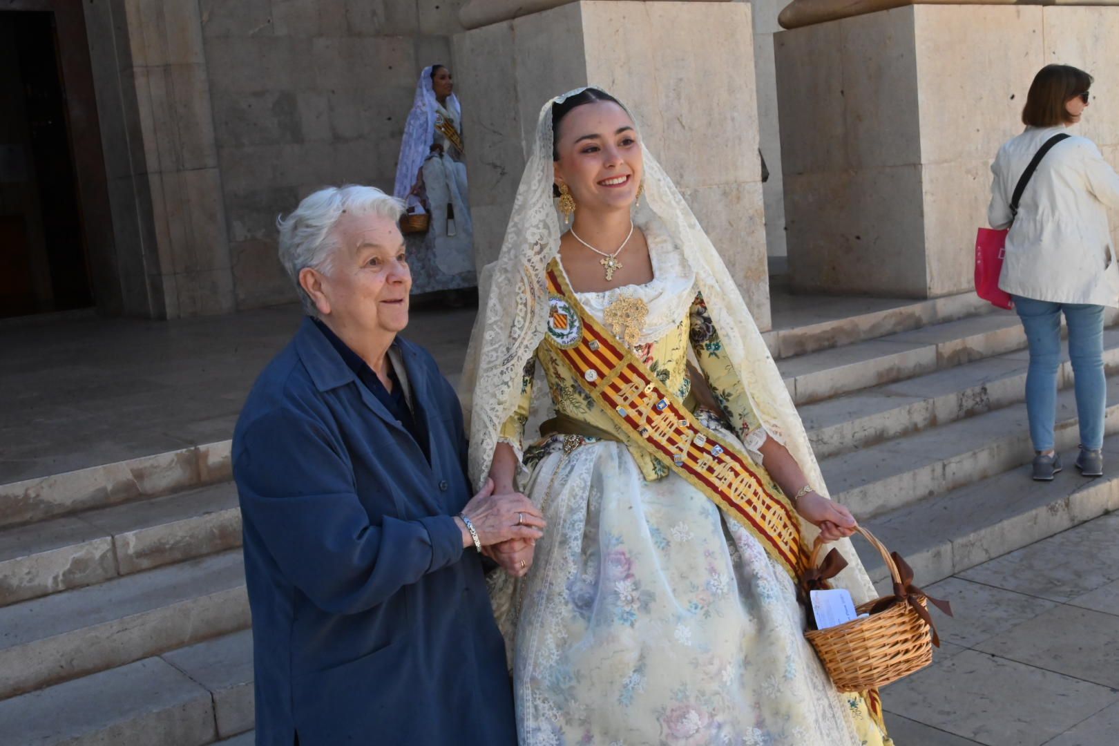 FOTOGALERÍA I Vila-real calienta motores para las fiestas de Sant Pasqual con la ofrenda de huevos a Santa Clara y la presentación de 'llibret'