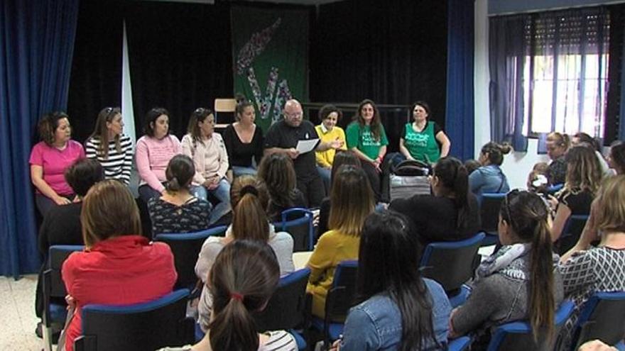 Imagen de la asamblea de las AMPAS de los colegios Rafael Fernández Mayoralas, Juan Ramón Jiménez y Vicente Aleixandre.