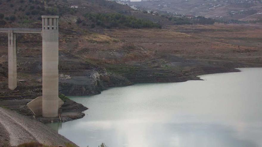 La Viñuela es el embalse que nutre a la comarca de la Axarquía.