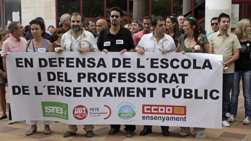 Más de 50 personas protestan contra los recortes en educación