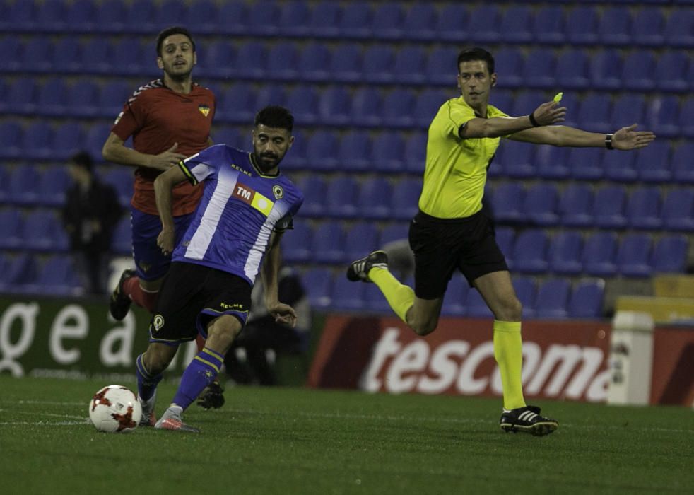 Dos errores del meta gaditano condenan al Hércules en su mejor partido de la temporada.