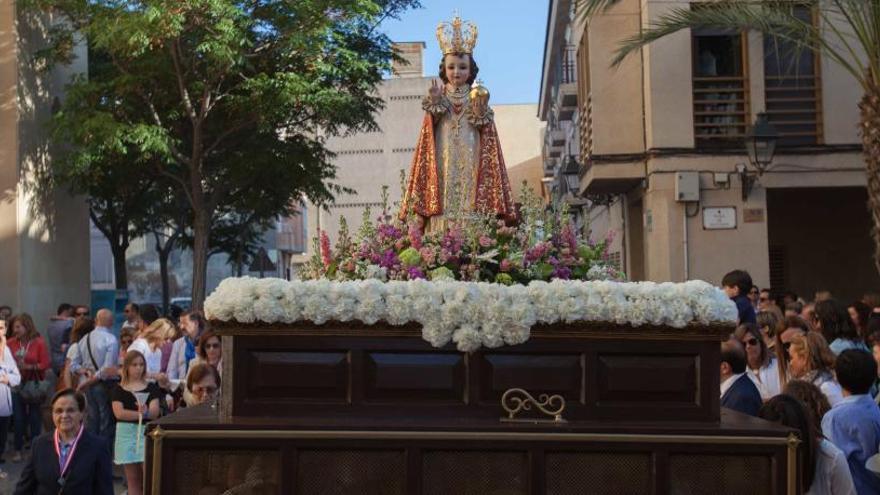 El colectivo de antiguos alumnos de Carmelitas organiza la procesión del Niño Jesús de Praga en Elche