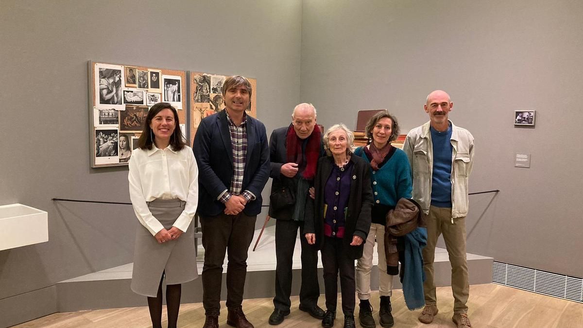 Sara Moro, historiadora del Arte y personal del Museo; el director del Bellas Artes, Alfonso Palacio; el hijo (hijastro) de Luis Fernández, Philippe Le Bret; su esposa, Marie Andree; su hija, Florence Le Bret y el esposo de ésta, Boris Pérez.