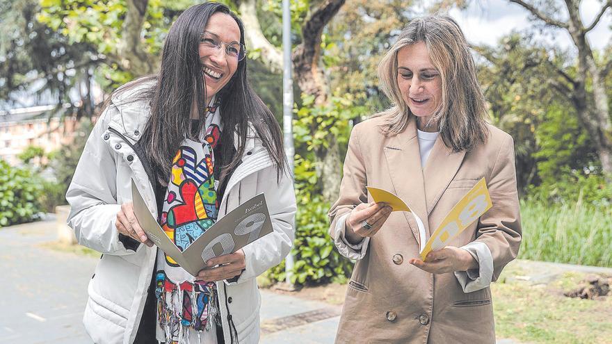 Isabel Mociño y Elena Martin ojean los capítulos de los libros en los que son protagonistas, en los jardines del campus de Ourense.