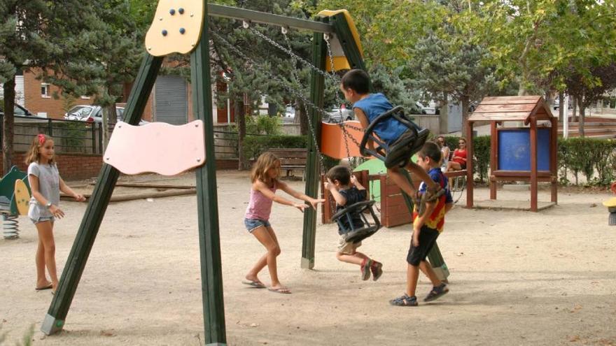 Nens jugant al parc Llobet de Sant Joan