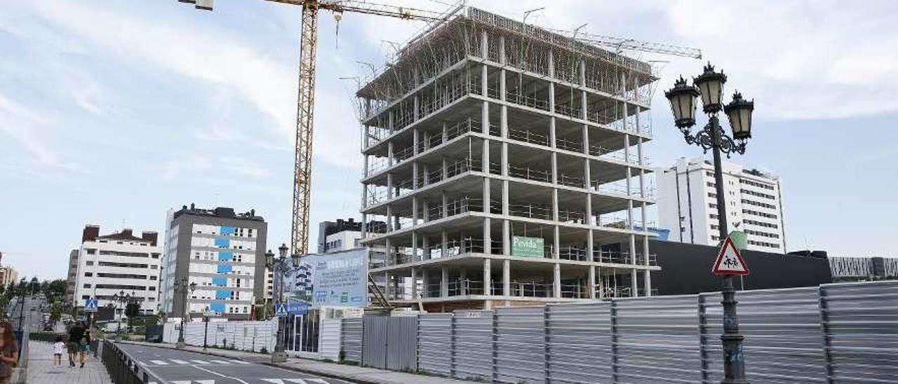 Un edificio en construcción en la ciudad.