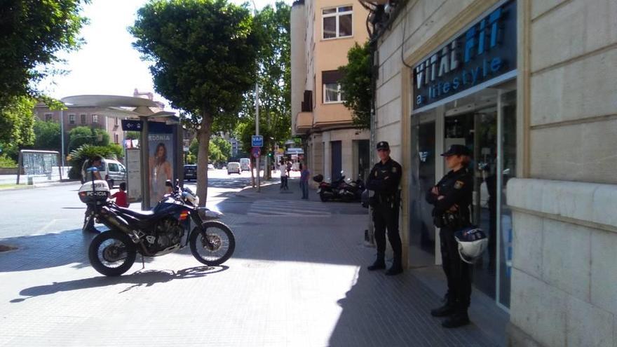 Dos policías custodian ayer la entrada de uno de los gimnasios inspeccionados en Palma.