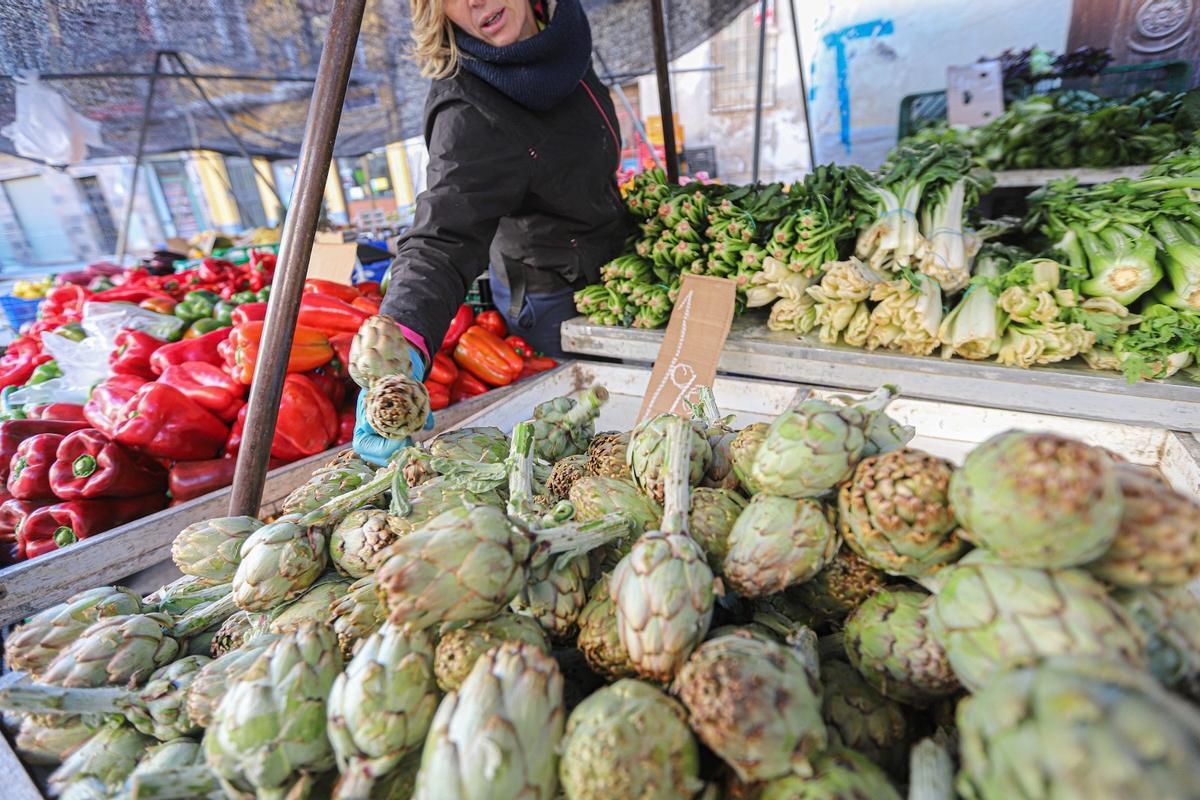 Alcachofas marcadas ligeramente por el frío en un mercadillo de Orihuela.