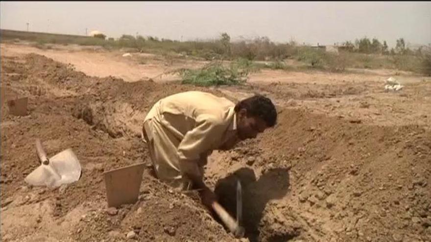 Pakistán se prepara para la ola de calor cavando fosas comunes