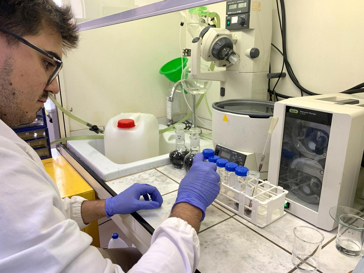 Un técnico de AIJU realizando pruebas de laboratorio.