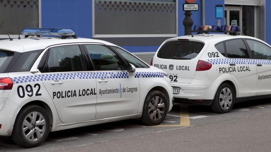 Dos coches de la Policía Local de Langreo.