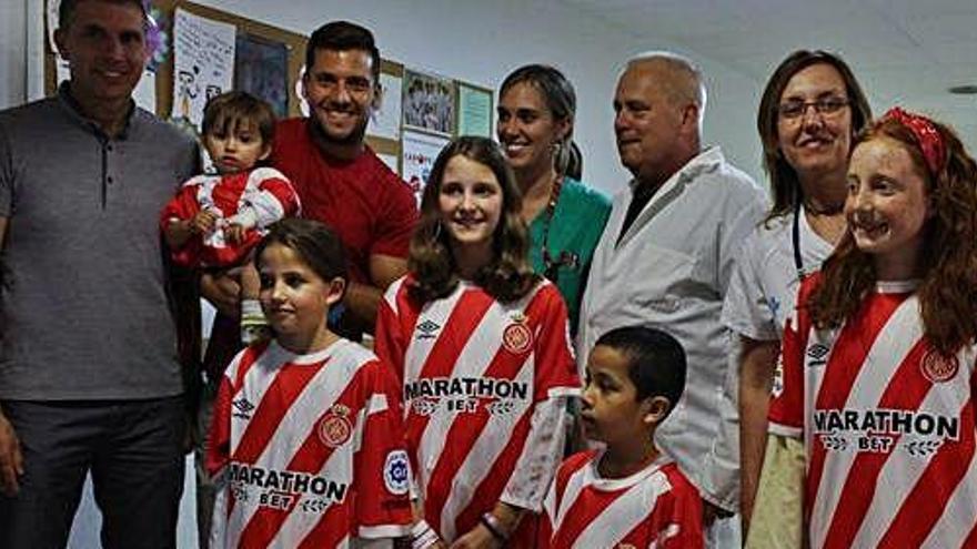 El president Delfí Geli i el capità Àlex Granell, amb diversos nens de la secció de pediatria de l&#039;hospital Josep Trueta de Girona.