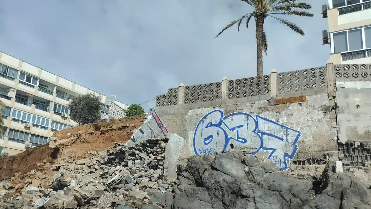 Urbanismo actúa con agilidad y solicita a la comunidad de propietarios la intervención sobre el muro caído en Playa del Águila