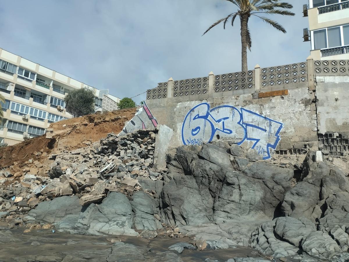 Muro de Playa del Águila derrumbado