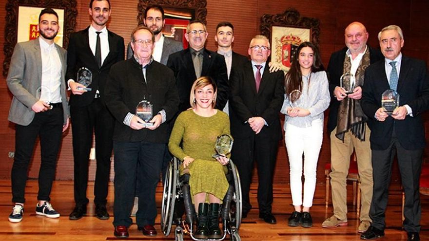 Los premiados posan con sus galardones tras el acto.