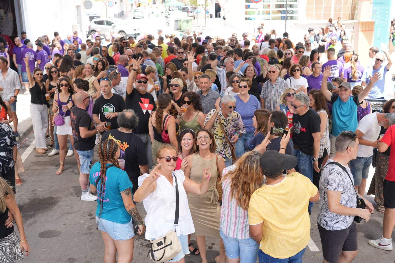 El Grau da inicio a las fiestas de Sant Pere con pólvora, bous y música